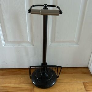 Free standing toilet roll holder